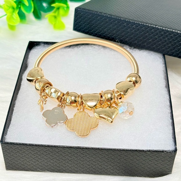 Gold Clover Charm Bracelet with Hearts - Picture 11 of 12